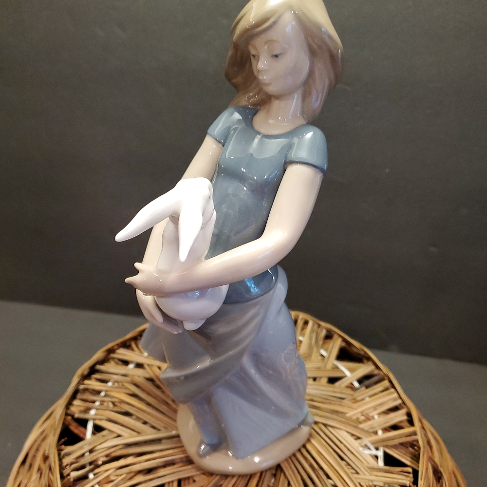 Vintage Lladro Girl with rabbit - Picture 2 of 7